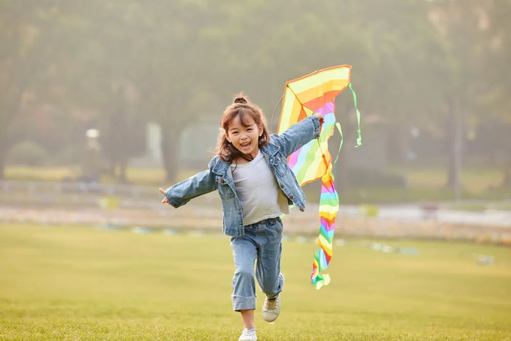 眼睛一直眨小孩_小孩子眼睛眨得很频繁是什么原因_频繁眨眼儿童